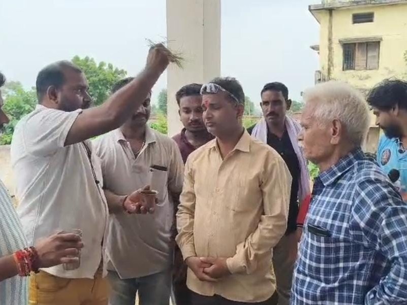 ग्रामीणों ने गंगाजल छिड़ककर परिवार का शुद्धिकरण किया।