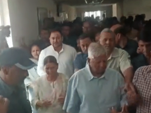 तस्वीर 8 महीने पहले की है जब लालू-राबड़ी सुनवाई के लिए कोर्ट पहुंचे थे। - Dainik Bhaskar