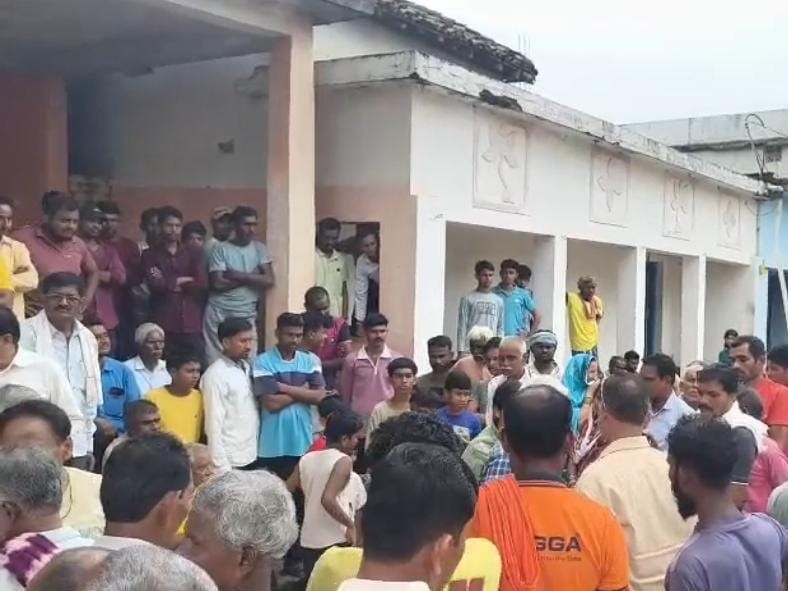 अंतिम संस्कार को लेकर गांव में विवाद की स्थिति बनी।