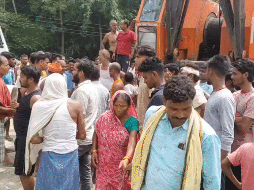 हादसे की जानकारी लगते ही मौके पर लोगों की भीड़ जुट गई।