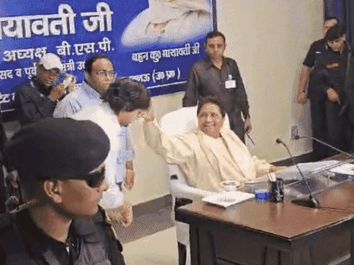तस्वीर 23 जून, 2024 की है, जब लखनऊ में बसपा की एक बैठक में आकाश आनंद ने मायावती के पैर छुए थे।