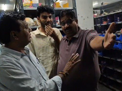 फूड सेफ्टी डिपार्टमेंट के कमिश्नर अविचल चतुर्वेदी ने टीम के साथ मौके पर पहुंचकर निरीक्षण किया।
