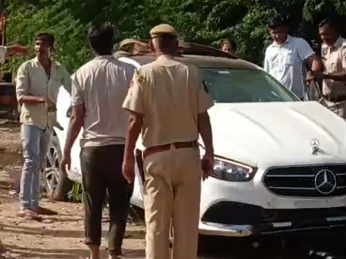 कार के हाईवे के किनारे पलटने के बाद लोगों की मौके पर भीड़ लग गई। इस दौरान दोनों आरोपी फरार हो गए।