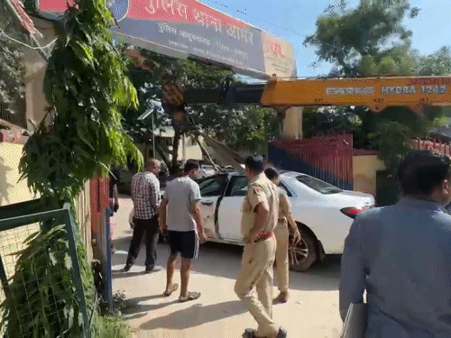पुलिस अधिकारियों ने बताया कि कार के अंदर से एक पिस्टल और चाकू मिला है। पिस्टल नकली है।