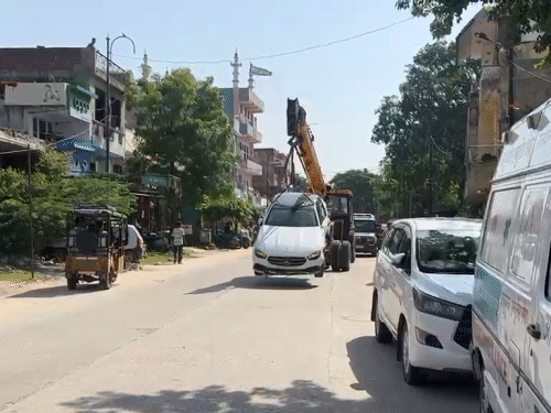पुलिस कार को क्रेन से उठवाकर आमेर थाने लेकर पहुंची। यहां पहुंचे अधिकारियों ने बताया आसपास के सीसीटीवी फुटेज की जांच की जा रही है।