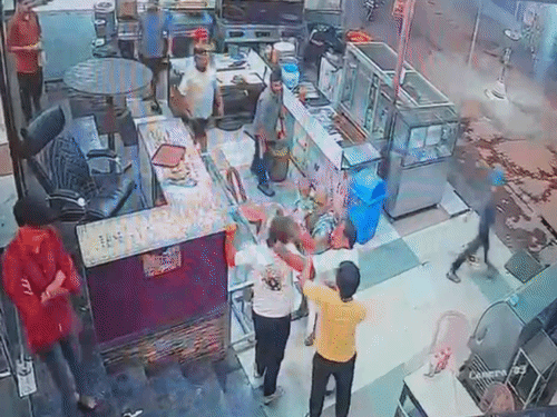 सीसीटीवी फुटेज में मारपीट करते दिखाई देते युवक। - Dainik Bhaskar