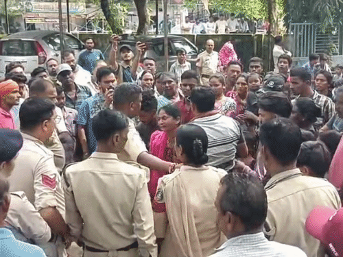 थाना परिसर में महिला चीख-चीख कर रोती रही।