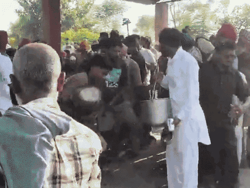श्मशान घाट में पुलिस शव को चिता पर रखने लगी तो लोगों ने विरोध किया और चिता की लकड़ियां फेंक दी थी।