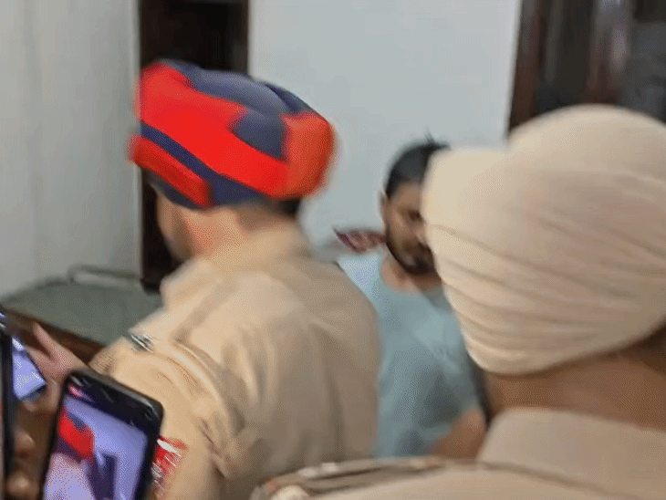 इलाके में तोड़फोड़ और हंगामे की सूचना मिलने के बाद पुलिस तुरंत गुरसंत नगर स्थित मौके पर पहुंची।