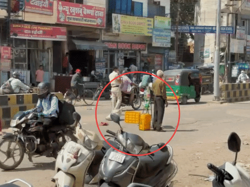 गुरुग्राम में इसी जगह युवक महेंद्र की हत्या की गई। पुलिस ने डंडे और क्रेट लगाकर वारदात स्थल को सील कर दिया।