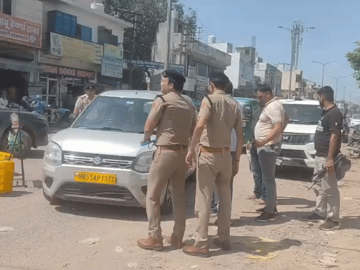 वारदात के बाद जाम लग गया, जिसे पुलिस ने खुलवाया।