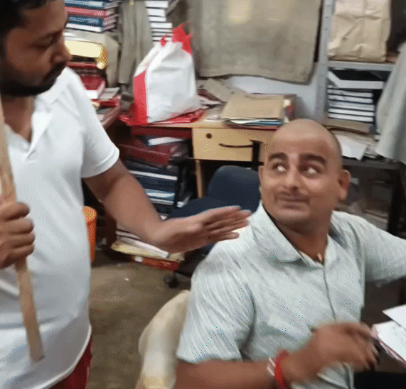 यूनिवर्सिटी में काम बंद कराने पहुंचे छात्र।