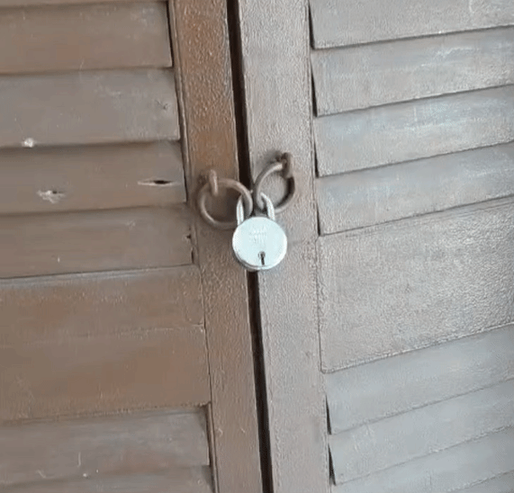 छात्रों ने आकादमिक काउंसिल में ताला लगा दिया है।
