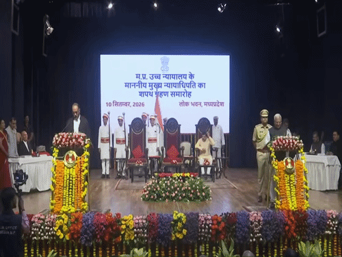 नए चीफ जस्टिस अल्पेश यशवंत कोगजे को शपथ दिलाते राज्यपाल मंगू भाई पटेल। - Dainik Bhaskar