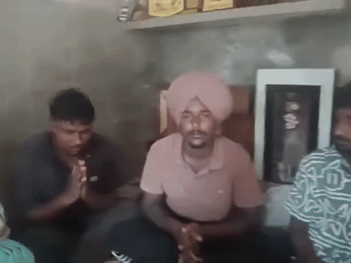 गुलजार सिंह की पत्नी और तीनों बेटे सामने आए, उन्होंने प्रशासन पर जल्दबाजी में अंतिम संस्कार करवाने का आरोप लगाया है।