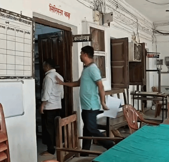 दो ठगों को पुलिस ने किया गिरफ्तार।