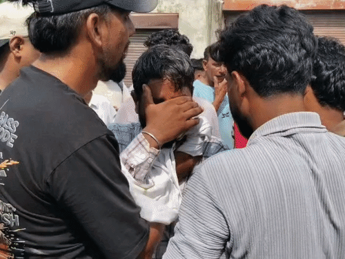 घटनास्थल पर पहुंचे परिजन रोते हुए।