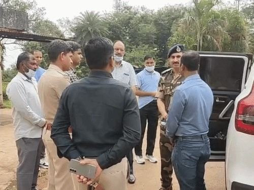 घटना की जांच के दौरान कैंप में मौजूद पुलिस अधिकारी।