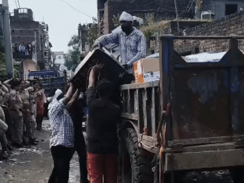 कार्रवाई से पहले प्रशासन द्वारा घर में रखा सामान बाहर निकलवाया गया।