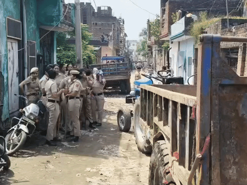 कार्रवाई के दौरान मौके पर तैनात पुलिस।