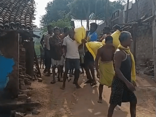 खाद चोरी के आरोप में पकड़े गए युवकों को यूरिया की बोरी बांधकर गांव में घुमाते ग्रामीण।