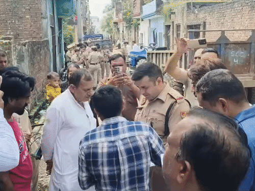 हमीदा में कार्रवाई के दौरान तैनात पुलिस।