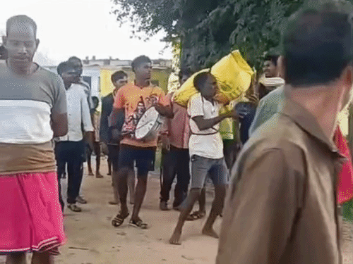 ग्रामीणों ने बाजे के साथ निकाला जुलूस।