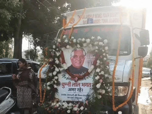 मंत्री मोहिंदर भगत के पिता भगत चुन्नी लाल की अंतिम यात्रा के लिए वाहन को फूलों से सजाया गया।