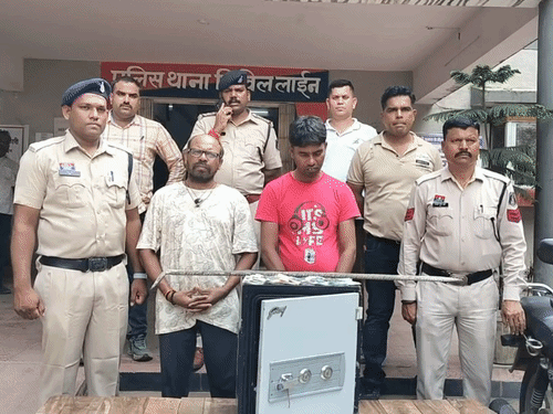 बेसमेंट के कांच के गेट का लॉक तोड़कर घुसे बदमाश, ताला तोड़कर 4.83 लाख रुपए उड़ाए|बिलासपुर (छत्तीसगढ़),Bilaspur (Chhattisgarh) - Dainik Bhaskar