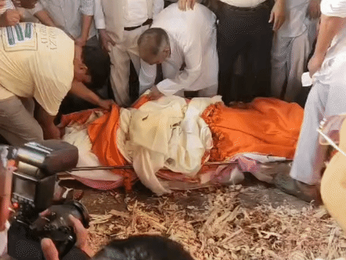 श्मशान घाट में अंतिम रस्में निभाते हुए।