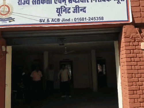 विजिलेंस एवं एंटी करप्शन ब्यूरो की टीम आरोपी ईटीओ को पकड़कर ले जाती हुई।