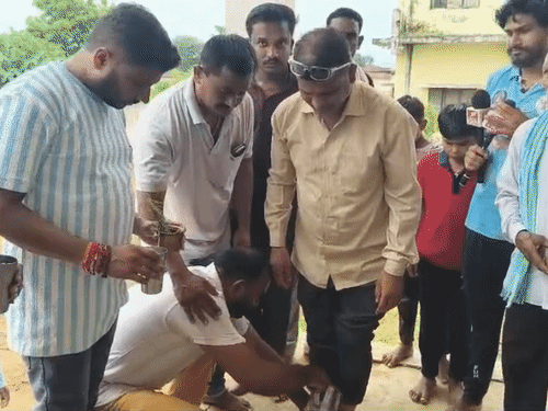 ग्रामीणों ने परिवार के सदस्यों के पैर धोए।