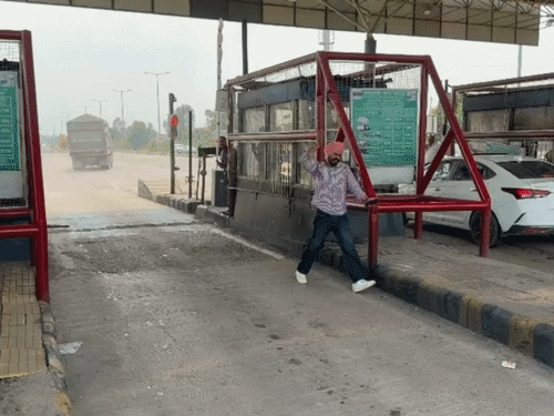 टिप्पर चालकों ने लोगों का परवाह किए बिना तेज गति से निकाले टिप्पर।