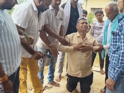 गांव वालों ने हिंदू नियमों से अंतिम संस्कार करने से मना कर दिया था।