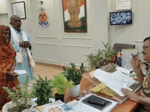 महिला DIG के सामने एप्लिकेशन लेकर पहुंची और रोने लगी।