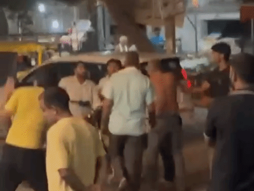 रेस्टोरेंट मालिक के भाई को पकड़कर उससे मारपीट करता ग्राहक। समोसे देने में 20 मिनट की देरी हुई थी।