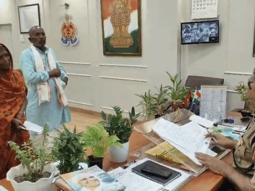 DIG अशोक कुमार शुक्ल ने चौकी प्रभारी अजय सिंह को फोन मिलवाया और बात की।