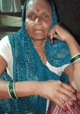 मंजू की सास राधा देवी का कहना है कि बहू हर काम का रुपए मांगती है।