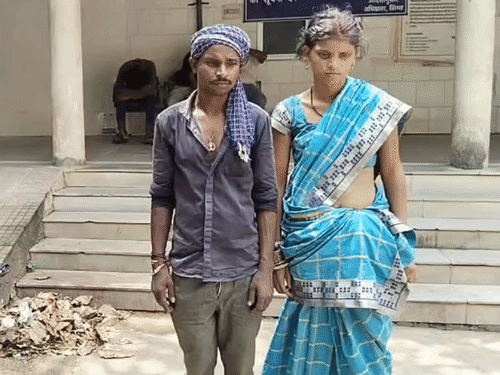 26 अगस्त को पत्नी बच्ची को लेकर देवर के साथ चली गई थी। (पति के साथ तस्वीर)
