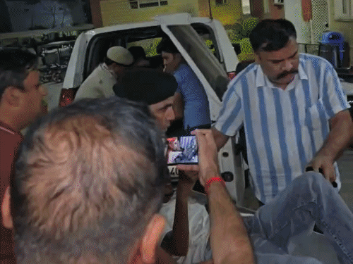 हरभजन सिंह की हत्या के बाद एनकाउंटर में घायल बदमाश को अस्पताल में भर्ती कराया गया।