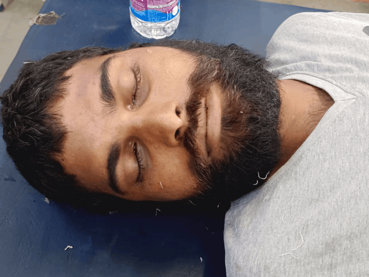 परिजनों ने मारपीट का आरोप लगाते हुए गुरुवार को थाने का घेराव कर दिया। - Dainik Bhaskar