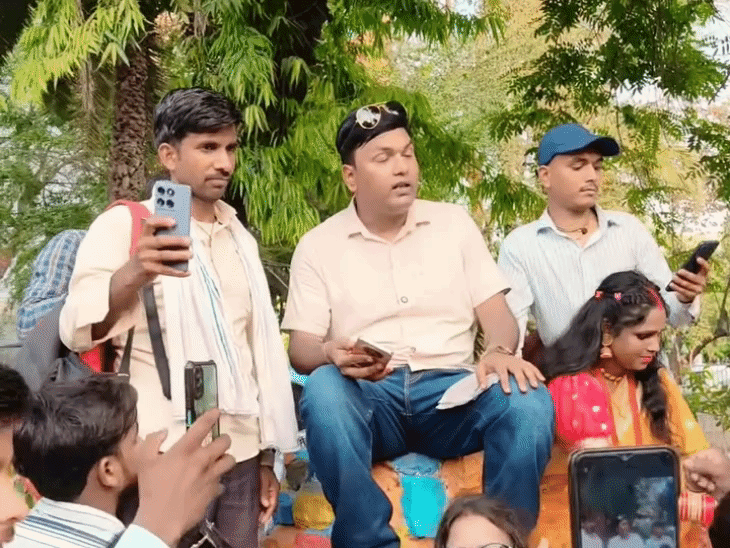 आरोप है कि विकास लोगों से सोशल मीडिया पर फॉलोवर्स बढ़ाने और वायरल होने के लिए पैसे लेकर उन्हें टिप्स देता था।