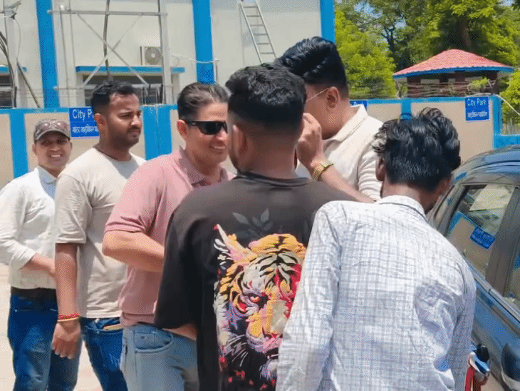 विकास पर आरोप है कि तीन महिलाओं से उसने ठगी की है।
