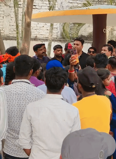 मुजफ्फरपुर के एक पार्क में सोशल मीडिया कंटेंट क्रिएटर्स के साथ विकास कुमार।