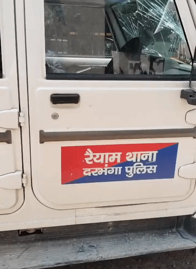 शराब तस्करों ने पुलिस की गाड़ी पर पथराव किया।