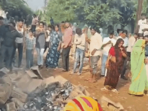 यह वीडियो 8 सितंबर का है महिलाओं ने दुकानों से शराब की पेटियां निकालकर जला दी थी।