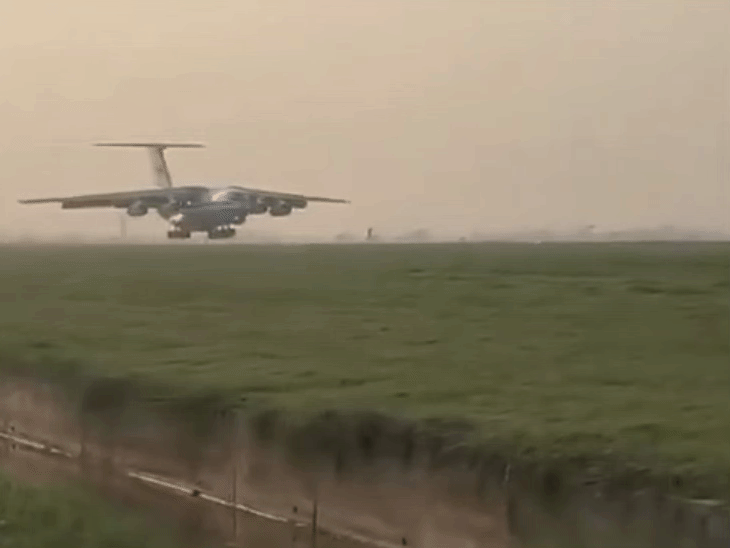 रूस का भारी मिलिट्री ट्रांसपोर्ट विमान IL-76 नोएडा एयरपोर्ट के रनवे पर उतरा। वीडियो सोशल मीडिया पर वायरल है। - Dainik Bhaskar
