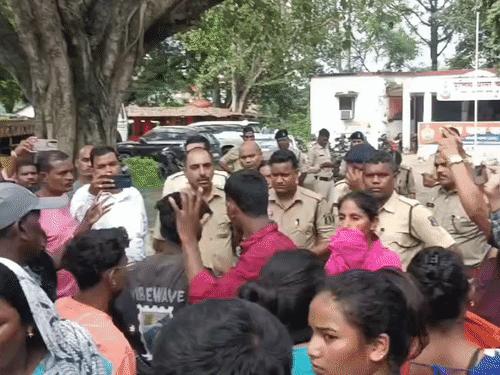 नाराज परिजनों ने गुरुवार को चांपा थाने का घेराव किया।
