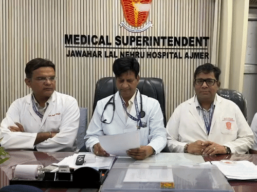 घायल युवक की स्थिति सामान्य होने के बाद डॉक्टरों की टीम जबड़ा जोड़ने की जानकारी दी।