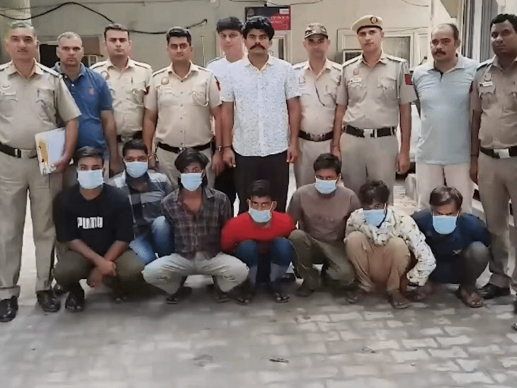 दिल्ली पुलिस ने विक्रम को पीट-पीटकर अधमरा करने वाले 8 आरोपियों को 8 सितंबर को हिरासत में लिया।